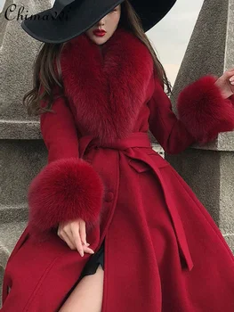 Червено палто за жени, зимни дрехи 2023 г., Нова висококачествена вълнена яке с яка от изкуствена лисьего кожа, дълга, обтягивающая кръста, елегантни дамски яке